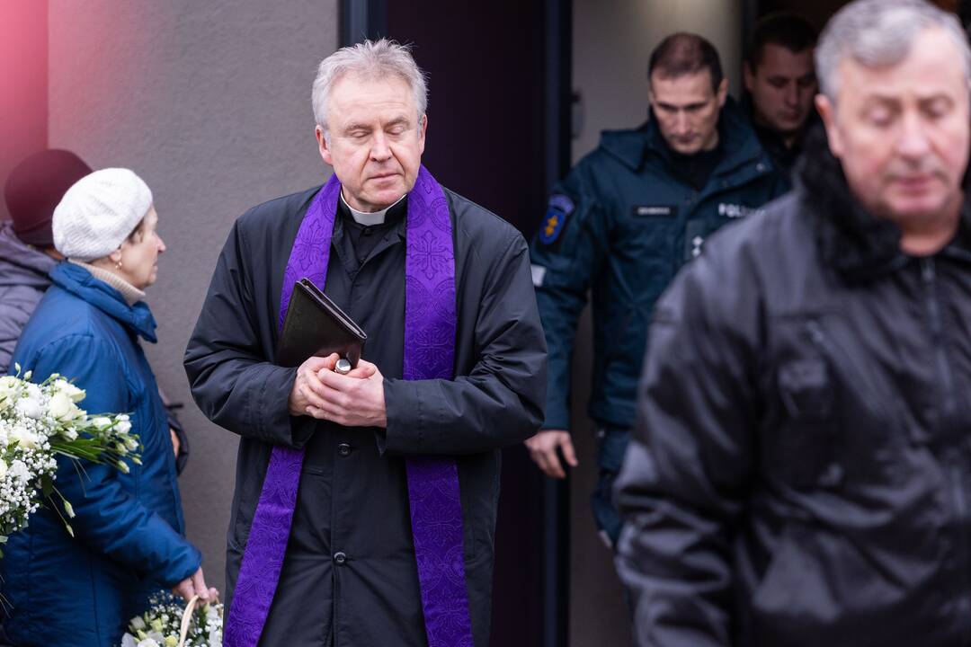 Trakuose atsisveikinama su tragiškai žuvusiu policijos pareigūnu