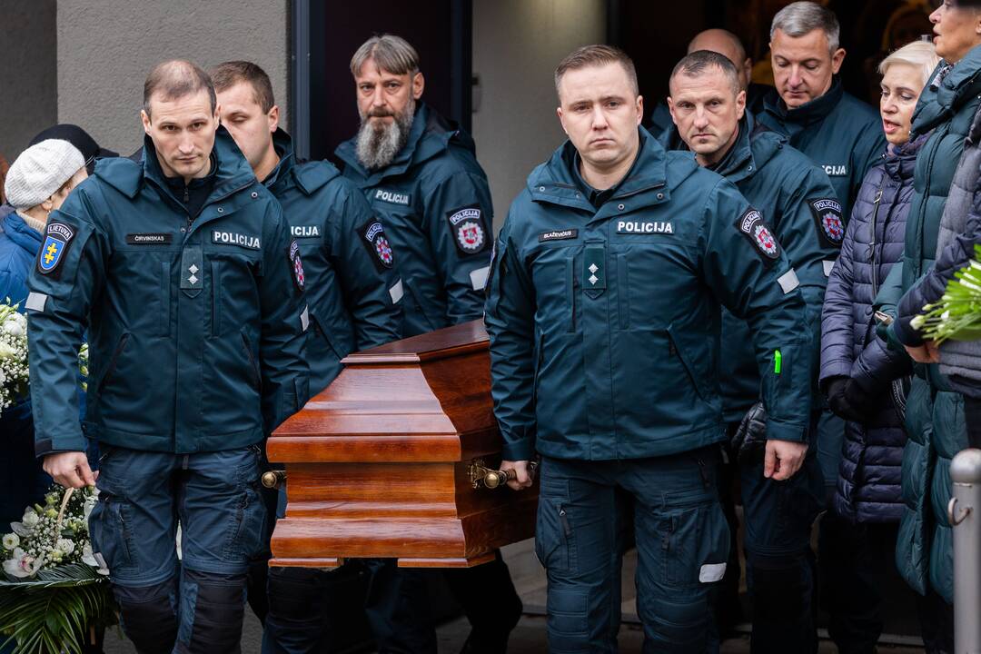 Trakuose atsisveikinama su tragiškai žuvusiu policijos pareigūnu