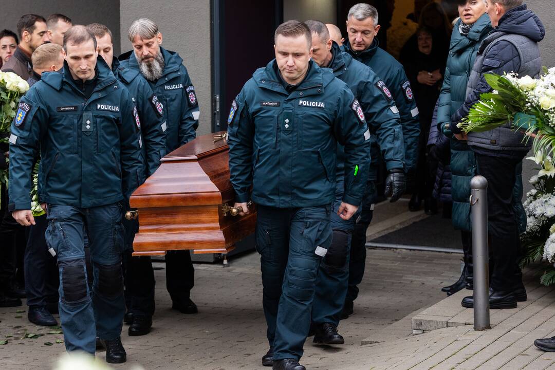 Trakuose atsisveikinama su tragiškai žuvusiu policijos pareigūnu