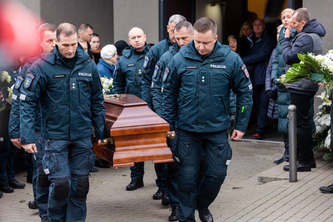 Trakuose atsisveikinama su tragiškai žuvusiu policijos pareigūnu