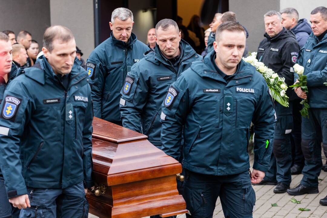 Trakuose atsisveikinama su tragiškai žuvusiu policijos pareigūnu
