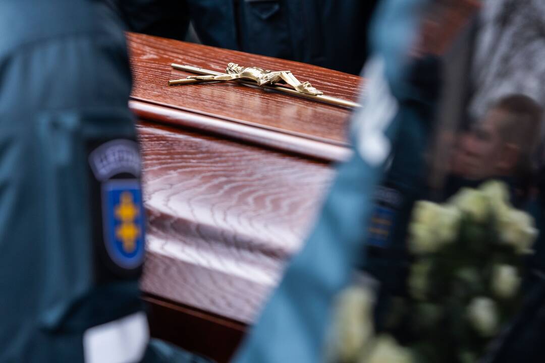 Trakuose atsisveikinama su tragiškai žuvusiu policijos pareigūnu