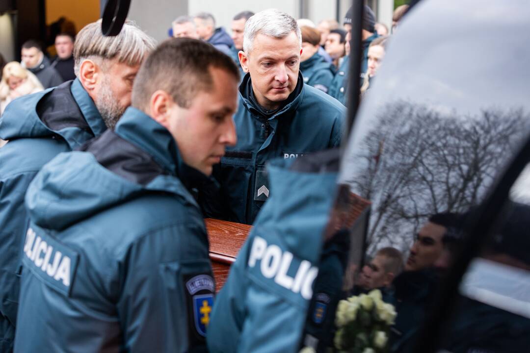 Trakuose atsisveikinama su tragiškai žuvusiu policijos pareigūnu