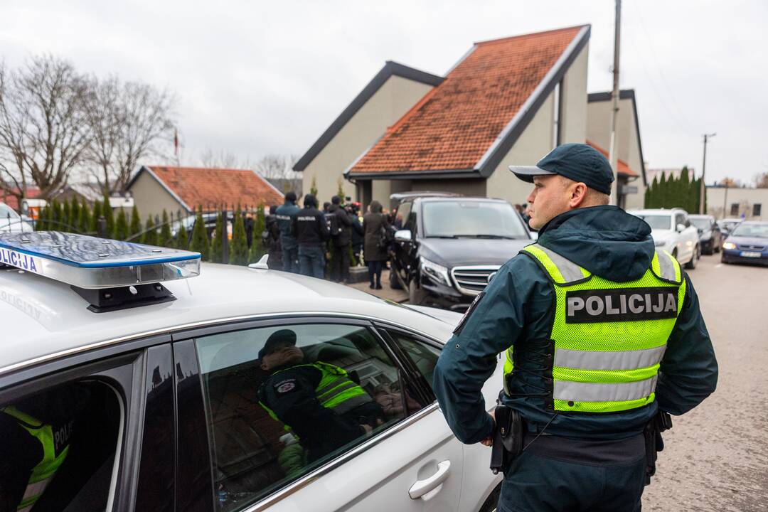 Trakuose atsisveikinama su tragiškai žuvusiu policijos pareigūnu