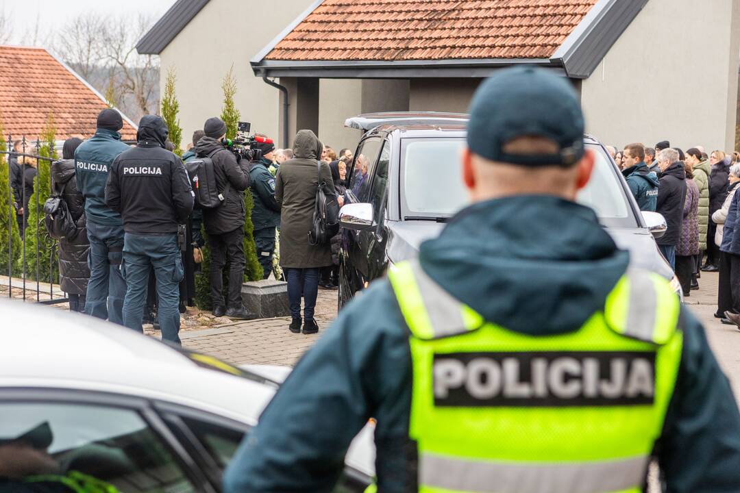 Trakuose atsisveikinama su tragiškai žuvusiu policijos pareigūnu