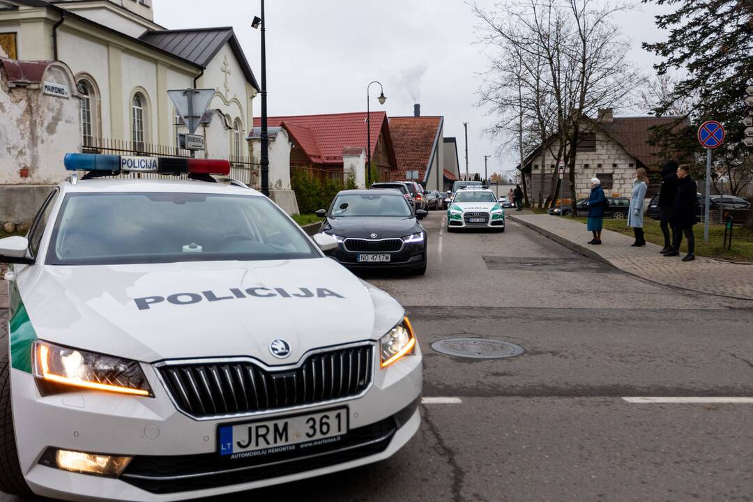 Trakuose atsisveikinama su tragiškai žuvusiu policijos pareigūnu