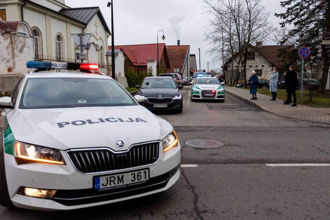 Trakuose atsisveikinama su tragiškai žuvusiu policijos pareigūnu