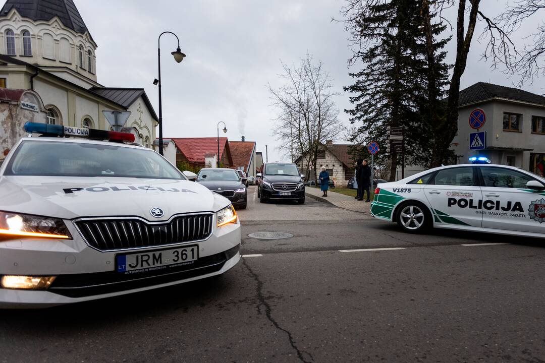 Trakuose atsisveikinama su tragiškai žuvusiu policijos pareigūnu