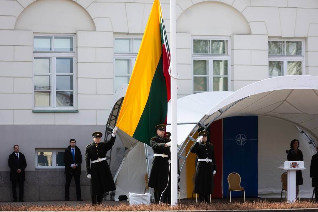 S. Daukanto aikštėje vyko Lietuvos ir NATO vėliavų pakėlimo ceremonija