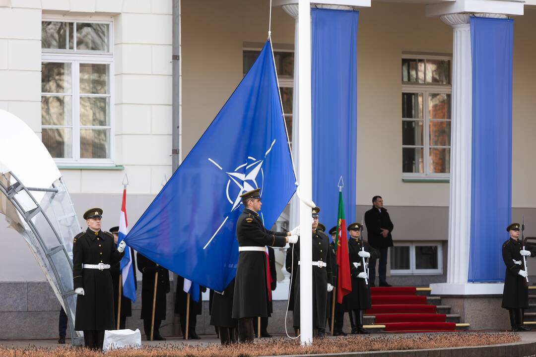 S. Daukanto aikštėje vyko Lietuvos ir NATO vėliavų pakėlimo ceremonija