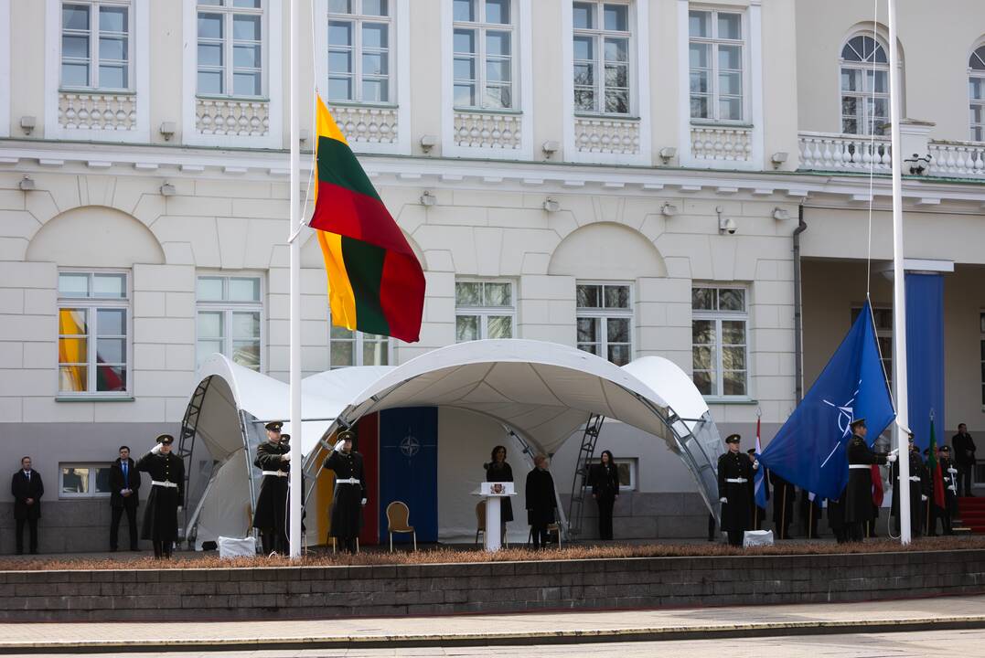 S. Daukanto aikštėje vyko Lietuvos ir NATO vėliavų pakėlimo ceremonija