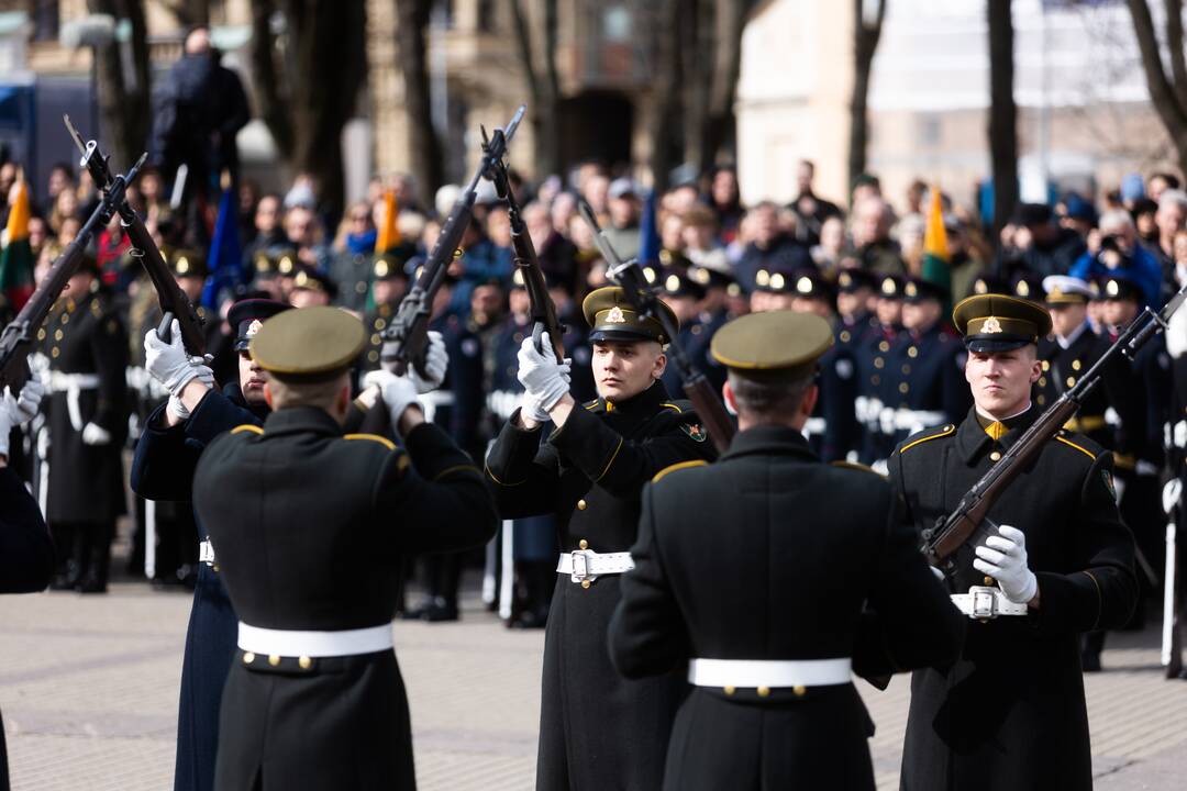 S. Daukanto aikštėje vyko Lietuvos ir NATO vėliavų pakėlimo ceremonija