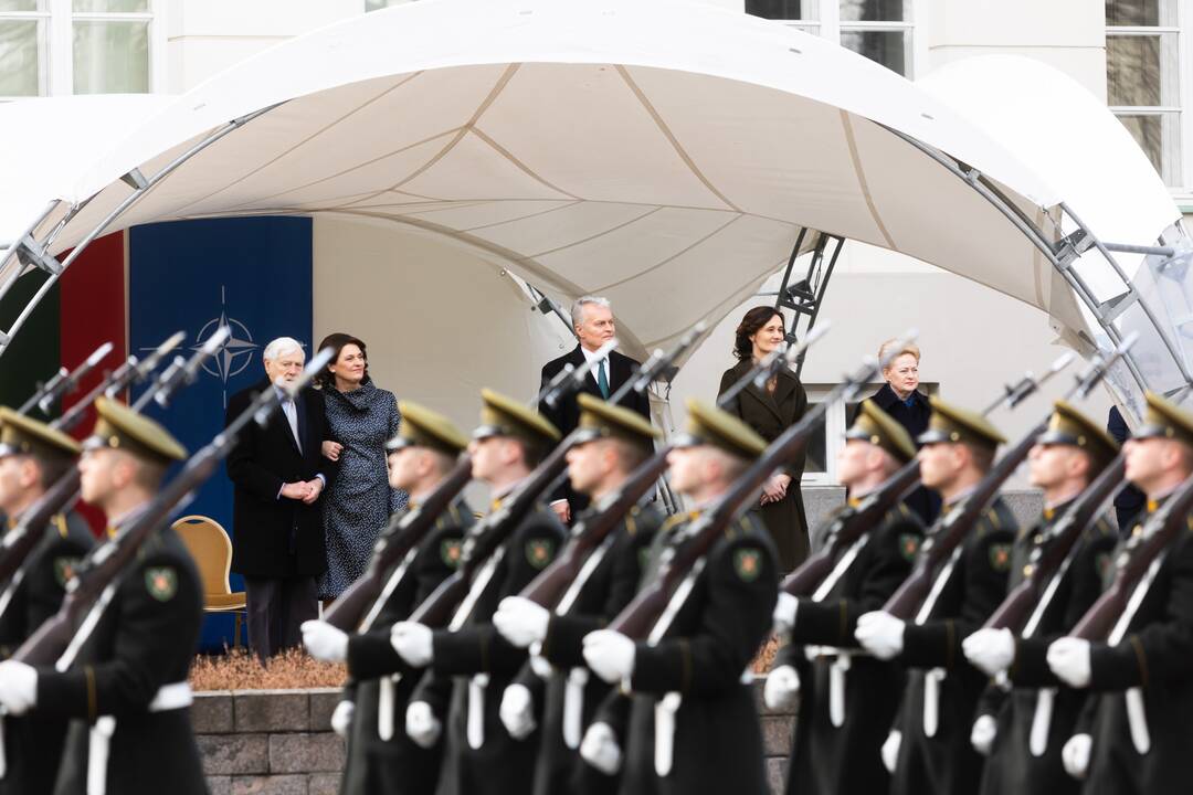 S. Daukanto aikštėje vyko Lietuvos ir NATO vėliavų pakėlimo ceremonija