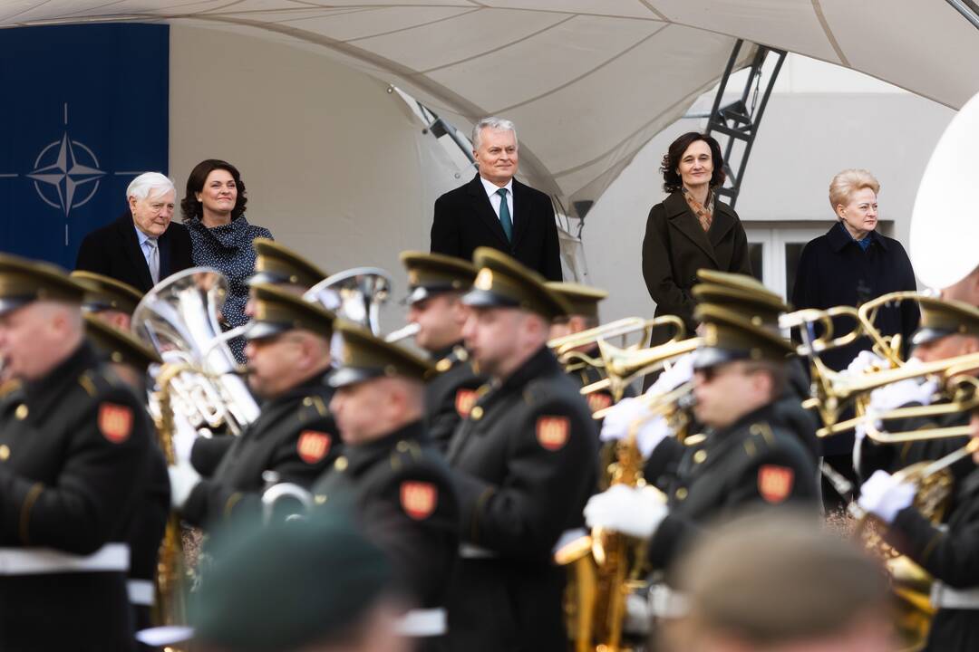 S. Daukanto aikštėje vyko Lietuvos ir NATO vėliavų pakėlimo ceremonija