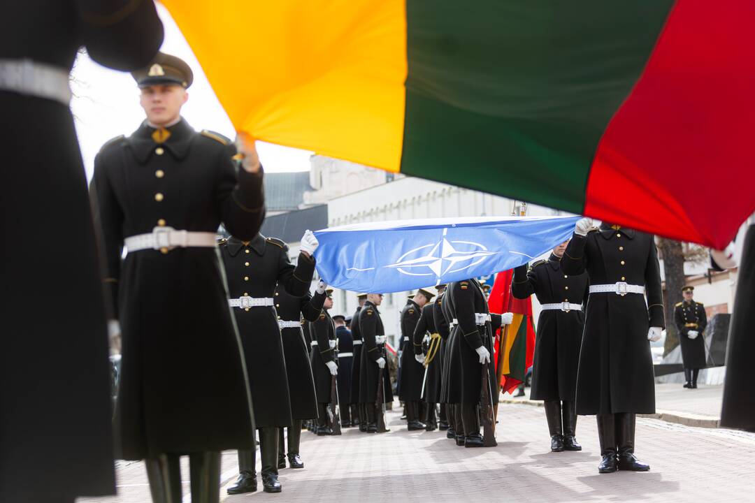 S. Daukanto aikštėje vyko Lietuvos ir NATO vėliavų pakėlimo ceremonija