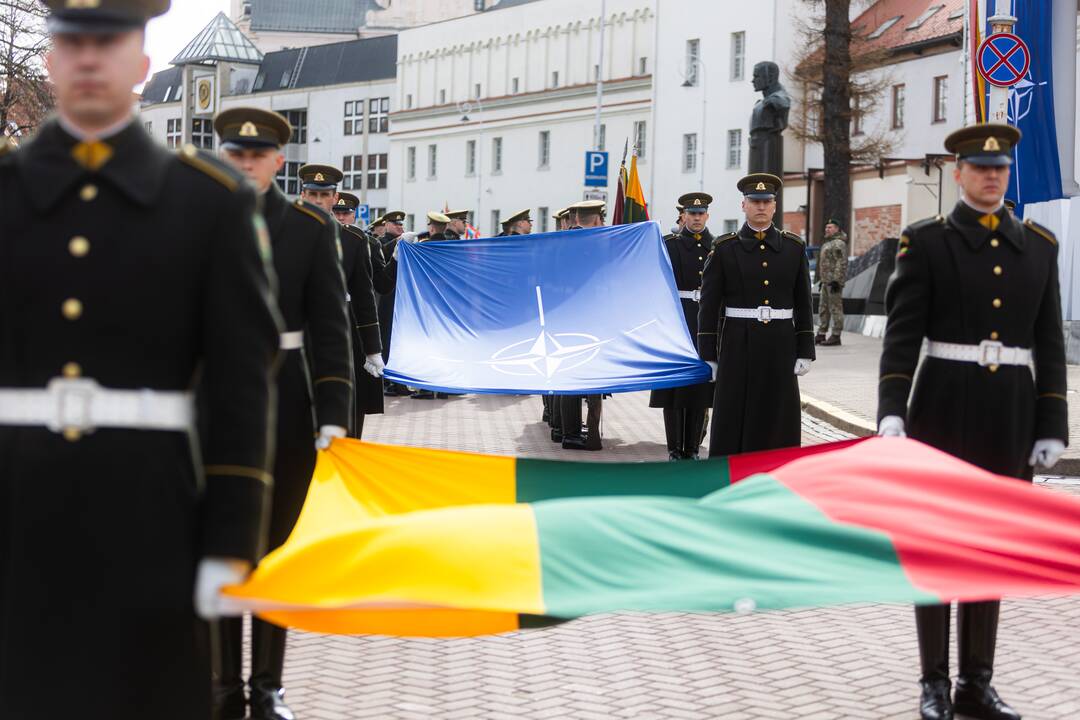 S. Daukanto aikštėje vyko Lietuvos ir NATO vėliavų pakėlimo ceremonija