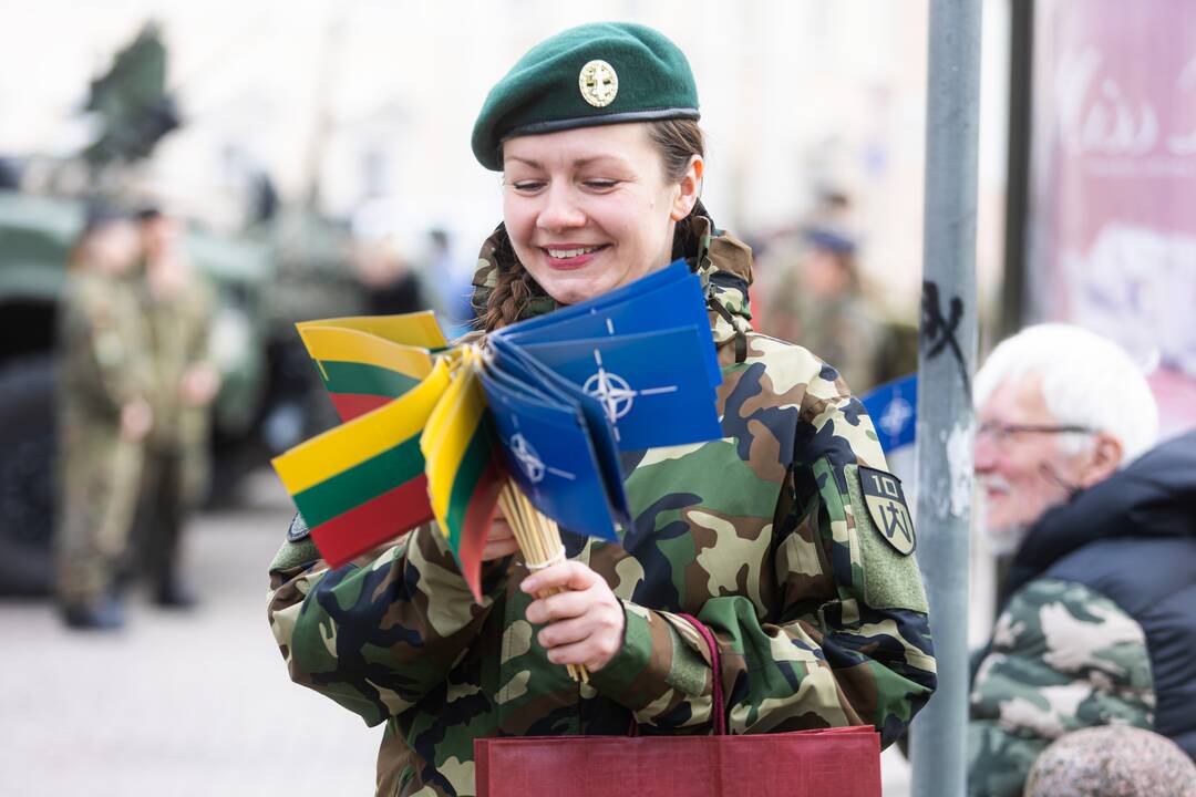 S. Daukanto aikštėje vyko Lietuvos ir NATO vėliavų pakėlimo ceremonija