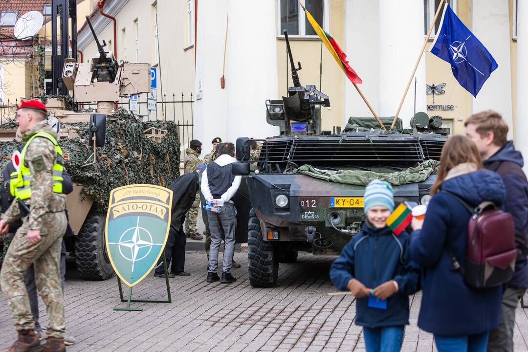 S. Daukanto aikštėje vyko Lietuvos ir NATO vėliavų pakėlimo ceremonija