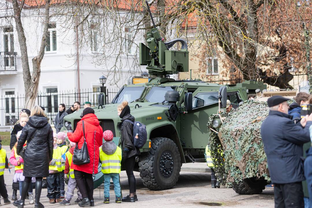 S. Daukanto aikštėje vyko Lietuvos ir NATO vėliavų pakėlimo ceremonija