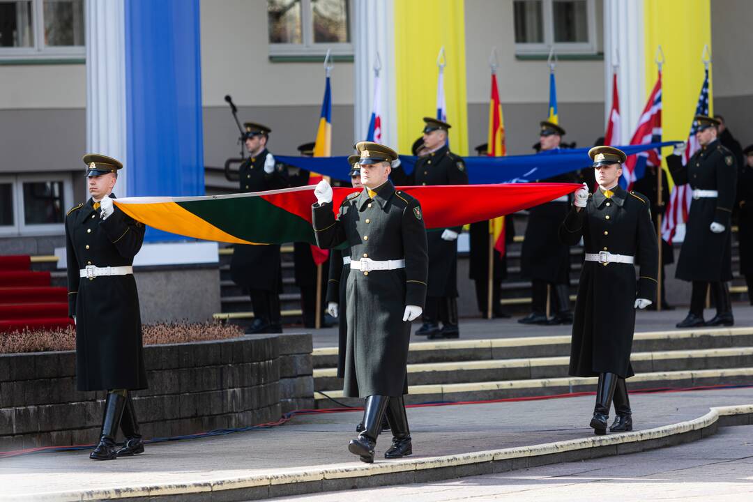 S. Daukanto aikštėje vyko Lietuvos ir NATO vėliavų pakėlimo ceremonija