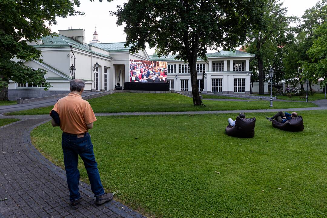 Prezidento rinkimų rezultatų stebėjimas Prezidentūros kieme