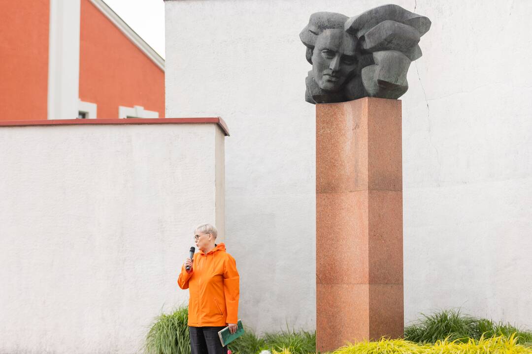 Akcija, kurioje poetai ir visi norintys skaito savo bei S. Nėries eiles