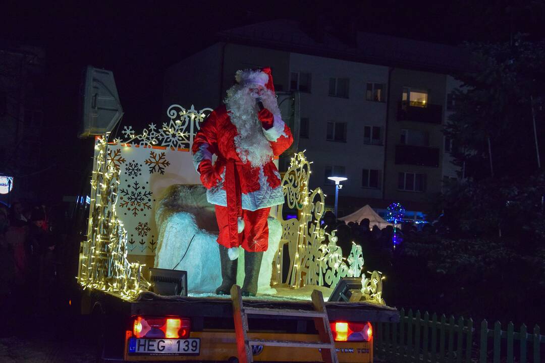 Vilkaviškyje tūkstančiais lempučių nušvito miesto eglė