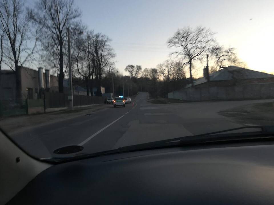 Vilijampolėje paryčiais  automobilis taranavo medį