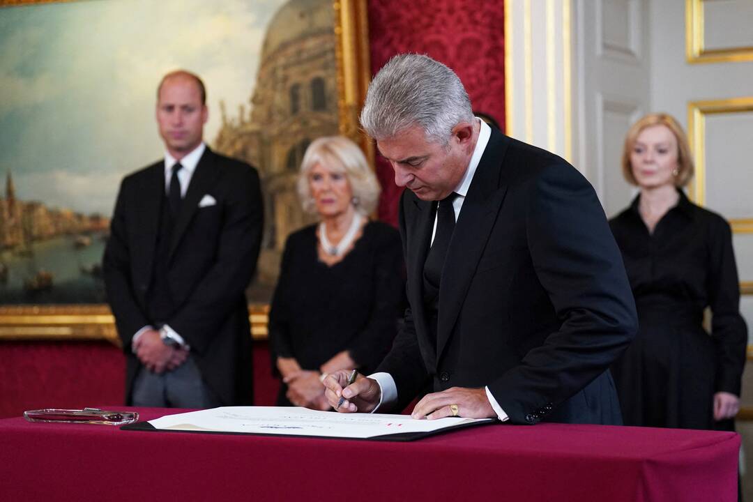Charlesas III oficialiai paskelbtas naujuoju JK karaliumi