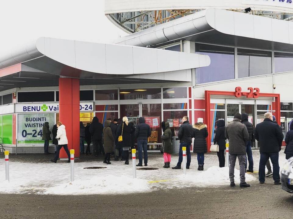 Prie budinčių vaistinių – ilgos eilės: ar tikrai reikia drausti dirbti per šventes?