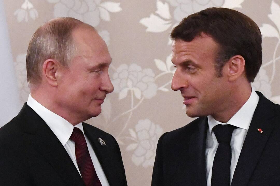 Vladimiras Putinas (kairėje) ir  Emmanuelis Macronas