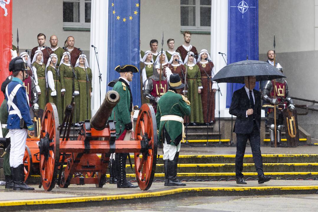 Valstybės vėliavų pakėlimo ceremonija