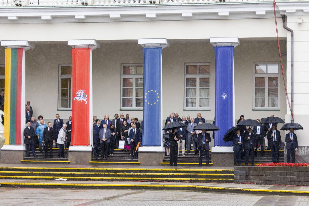Valstybės vėliavų pakėlimo ceremonija