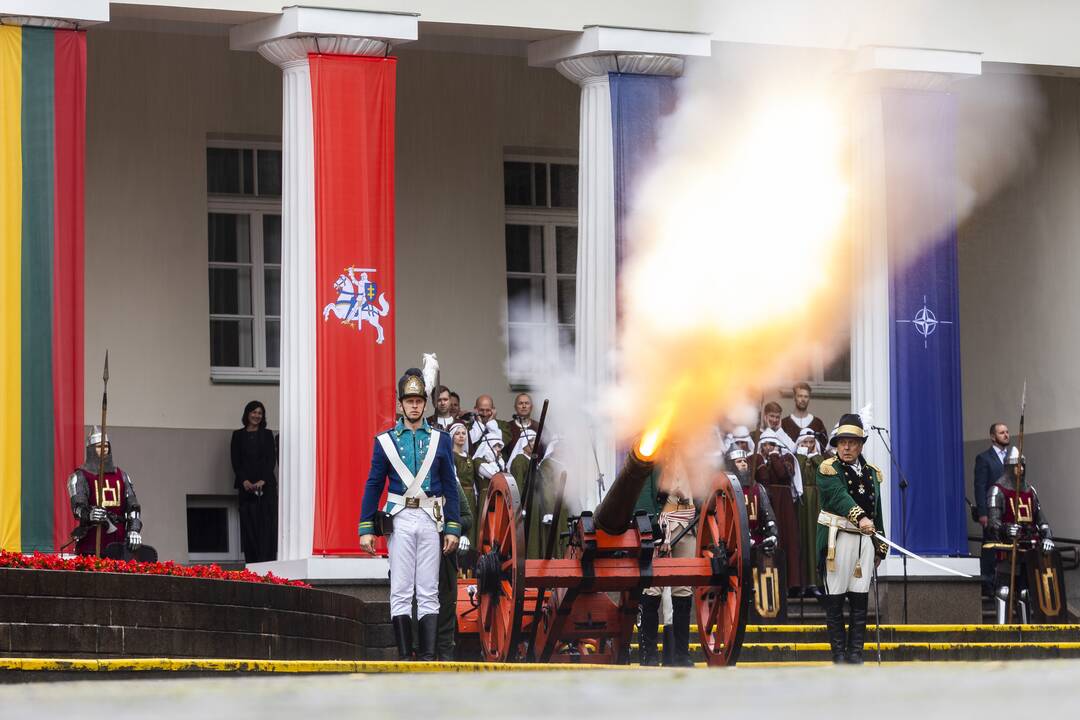 Valstybės vėliavų pakėlimo ceremonija