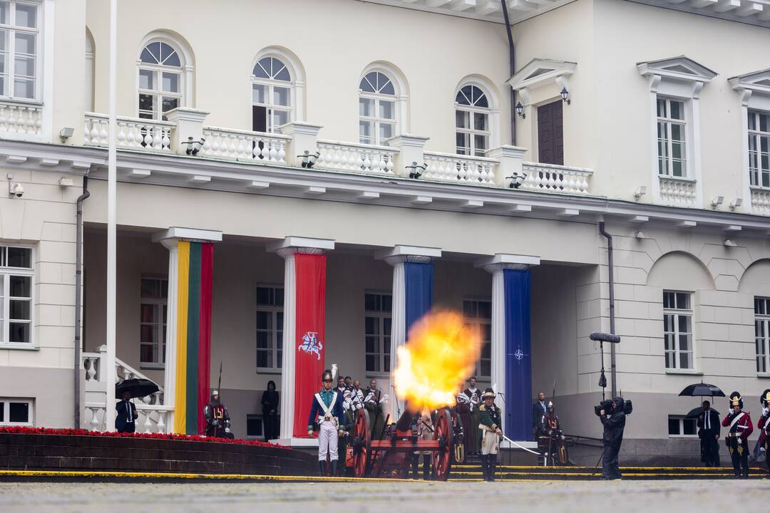 Valstybės vėliavų pakėlimo ceremonija