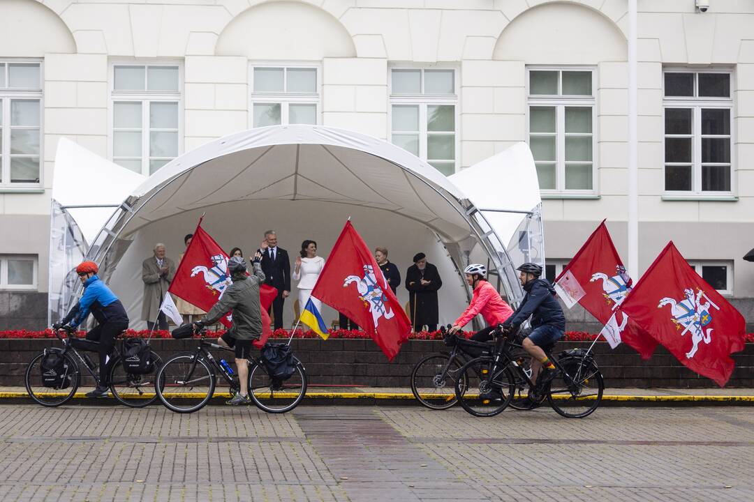 Valstybės vėliavų pakėlimo ceremonija