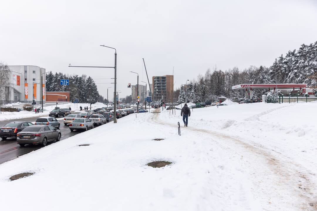 Prie degalinių Vilniuje – automobilių eilės