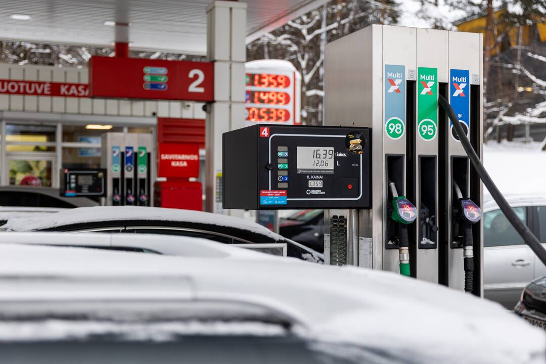 Prie degalinių Vilniuje – automobilių eilės