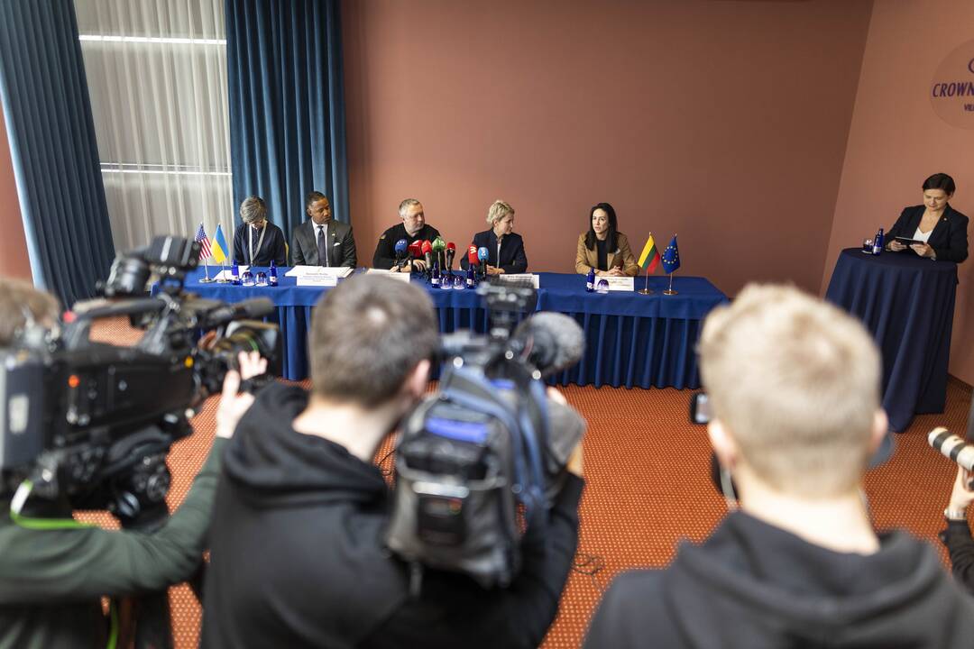 N. Grunskienės, A. Kostin ir  K. Polite spaudos konferencija