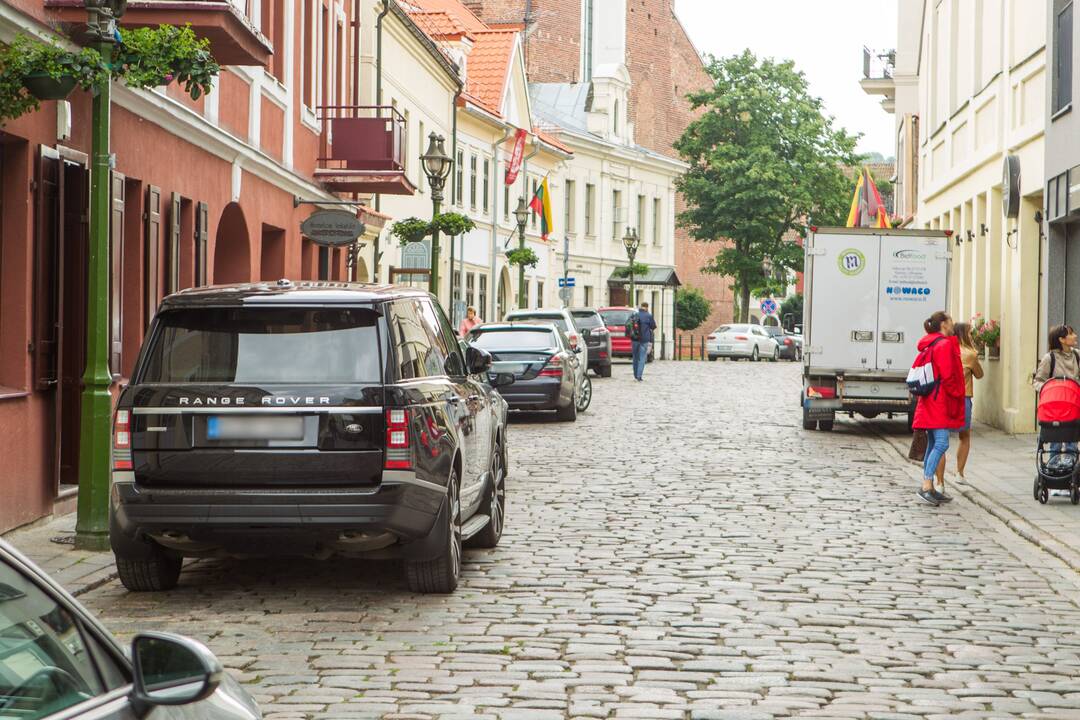 Stovėjimo vietas rezervavusios įmonės galės mokėti ne už visą parą, o iki 18 val., o likusį laiką čia automobilius galės statyti visi norintys.