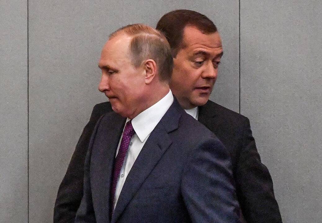 Vladimiras Putinas (kairėje) ir Dmitrijus Medvedevas