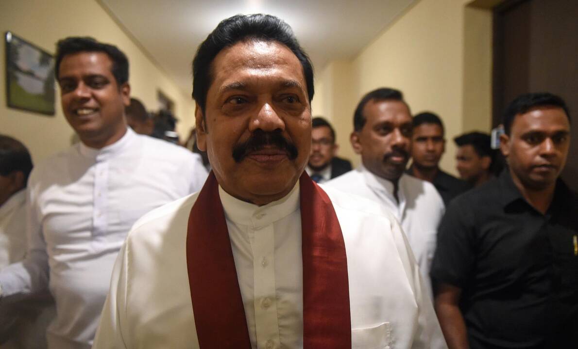 Mahinda Rajapakse (centre)