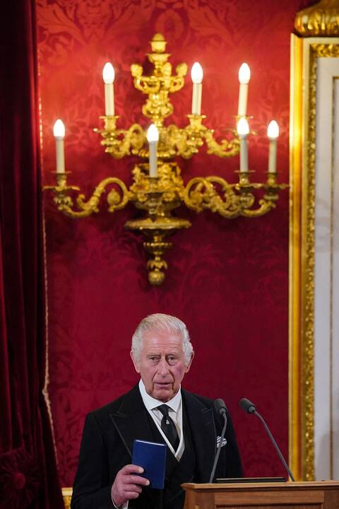 Charlesas III oficialiai paskelbtas naujuoju JK karaliumi