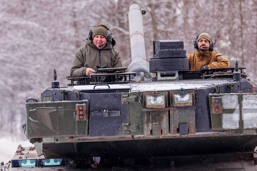 A. Anušauskas: skolinantis gynybai per dešimtmetį tektų mokėti 1 mlrd. eurų palūkanų