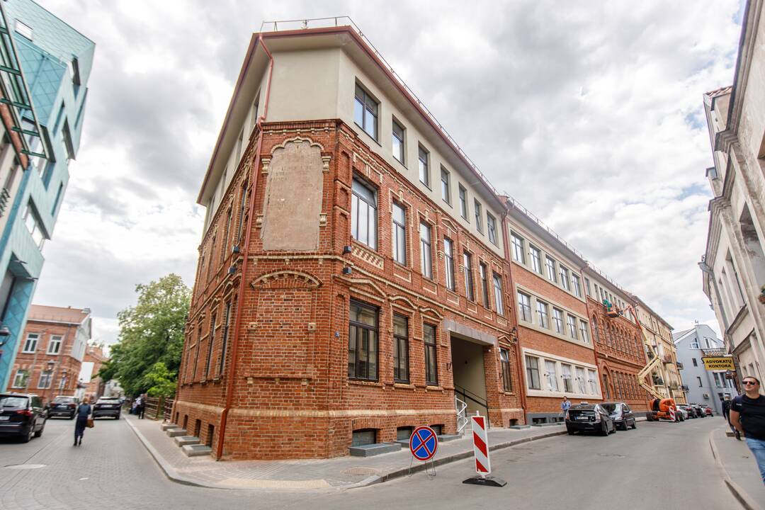 Mecenatai: Jehuda Benayahu su žmona (kairėje) ir Arie Blumentalis su šeima dosniai aukojo atminimo lentos gamybai. 