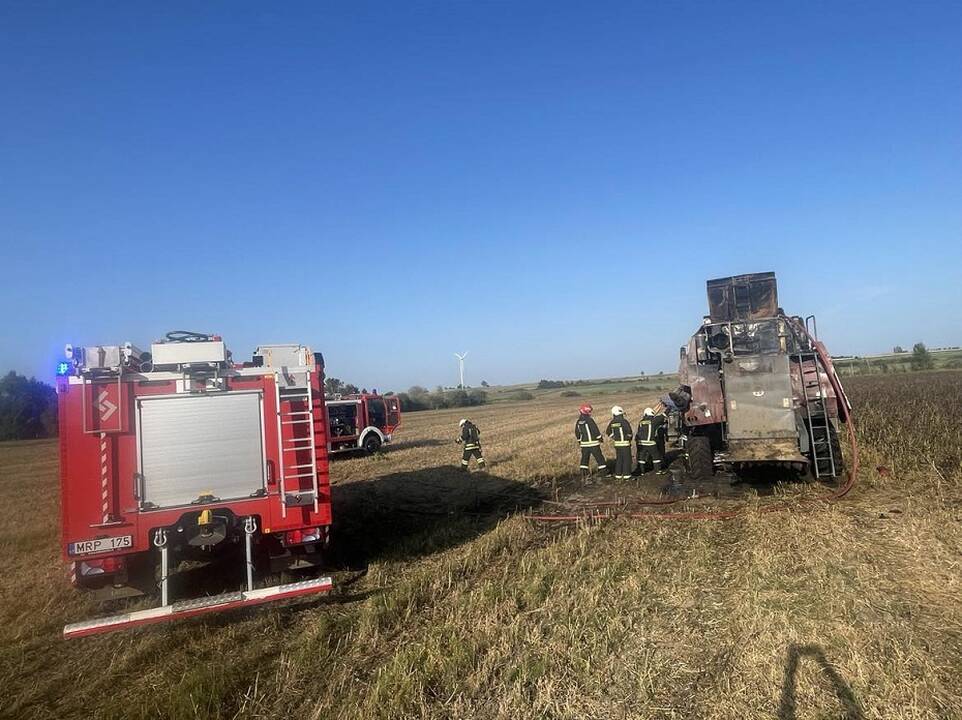 Laukuose užsidegė kombainas: ugniagesiams teko gelbėti ir ūkininko gyvybę
