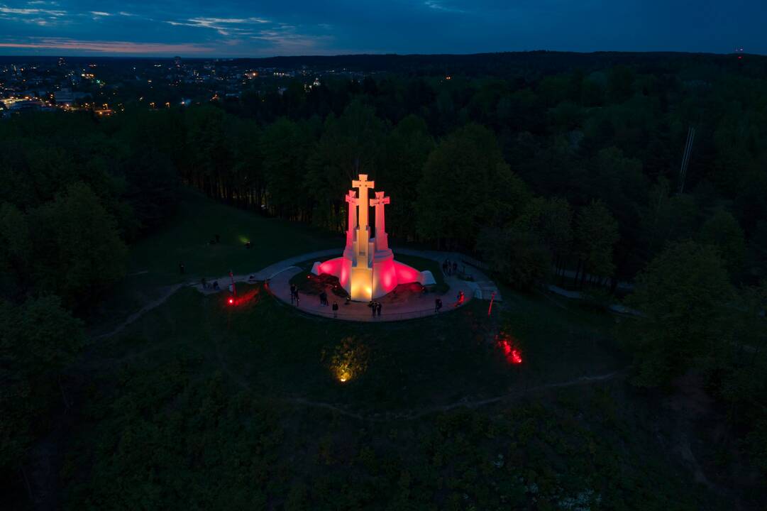 Sostinės Trijų kryžių paminklas nušvito Ispanijos vėliavos spalvomis