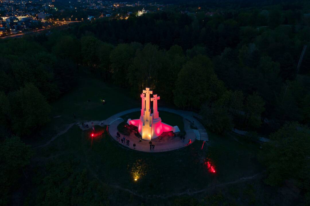 Sostinės Trijų kryžių paminklas nušvito Ispanijos vėliavos spalvomis