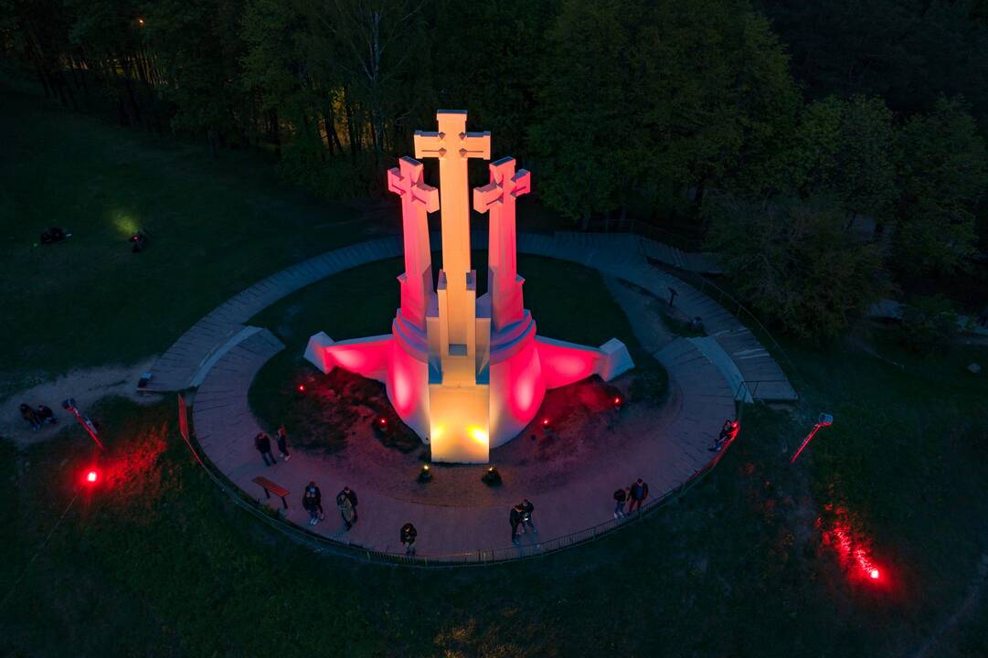 Sostinės Trijų kryžių paminklas nušvito Ispanijos vėliavos spalvomis