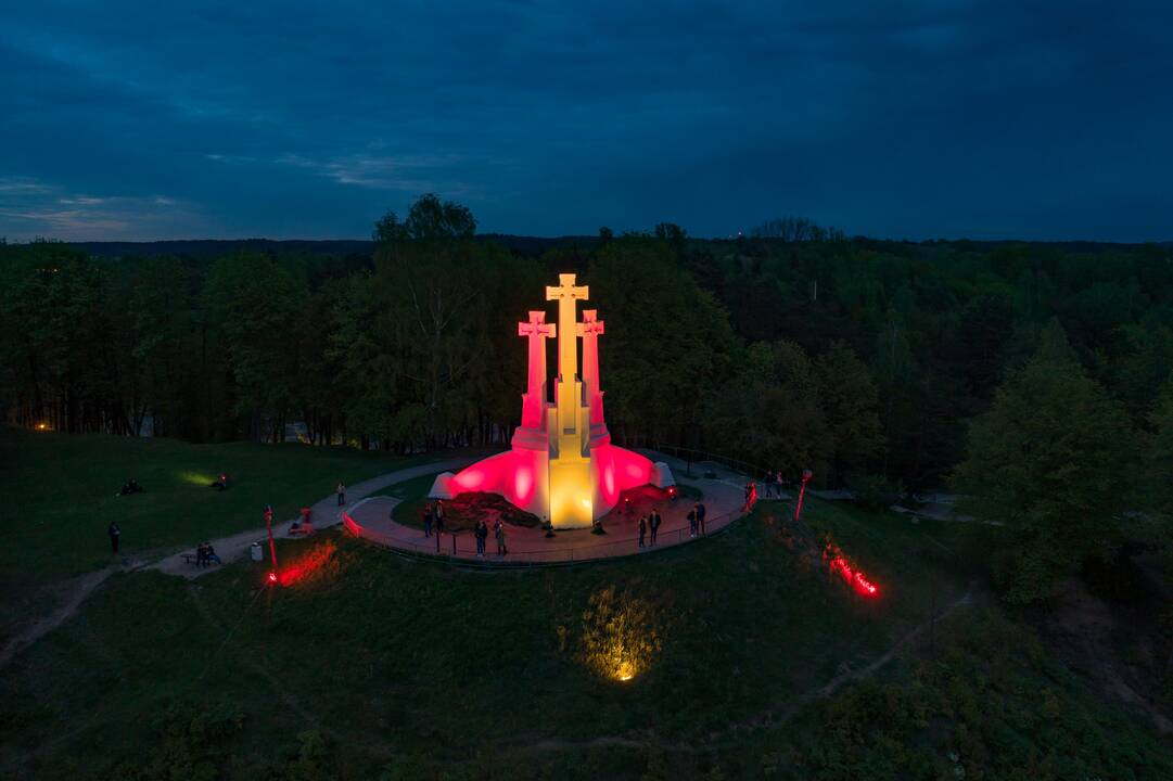 Sostinės Trijų kryžių paminklas nušvito Ispanijos vėliavos spalvomis
